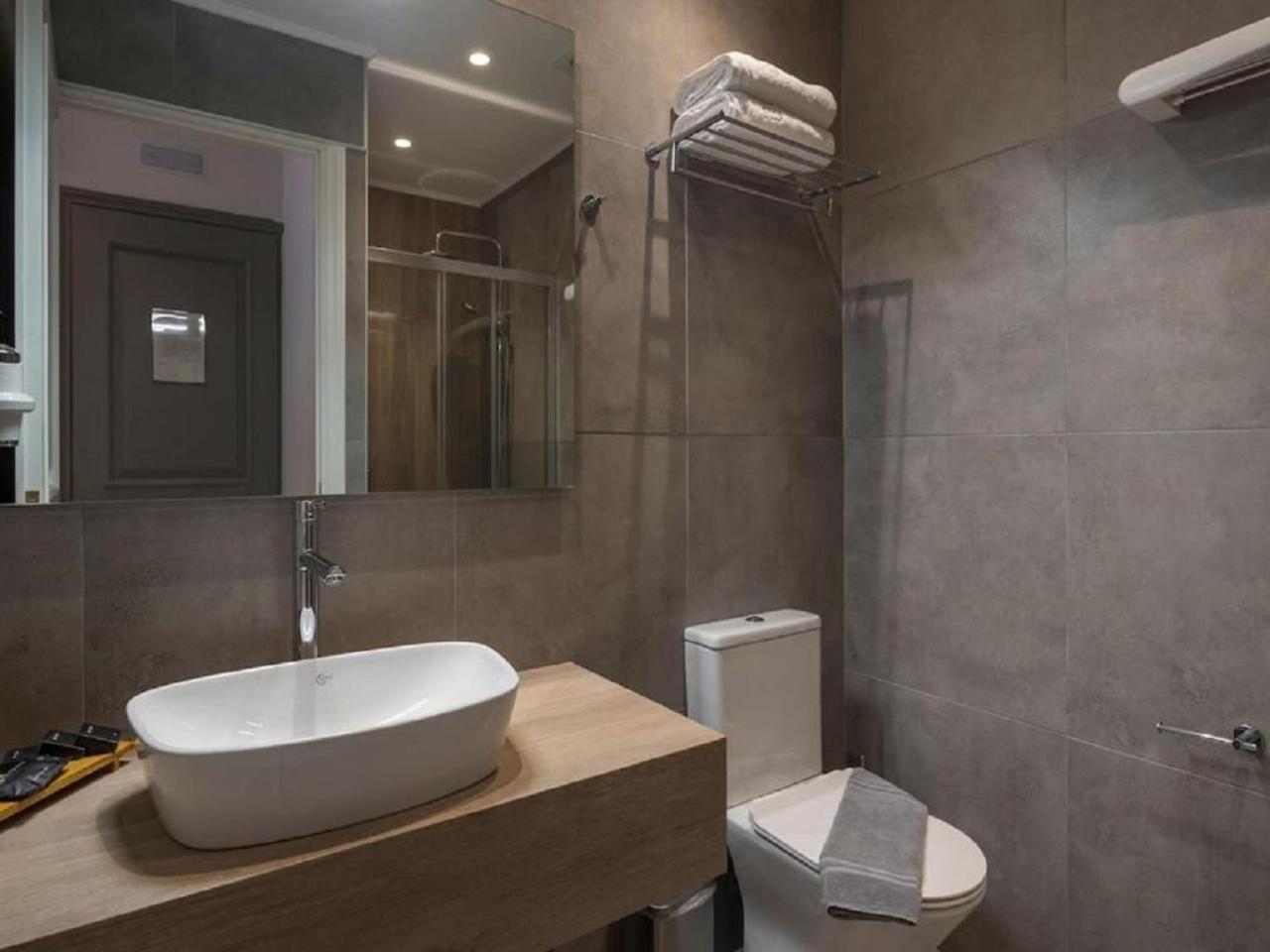 Hotel Aela Grand Near Delhi Airport By La Casa